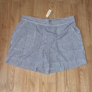 NWT Max Studio Light Weight Pull On Stretch Waist Black and White Shorts Size 1X